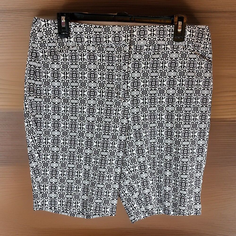 Chico’s Women’s Black White Geometric Pattern Bermuda Shorts Size 1(8)